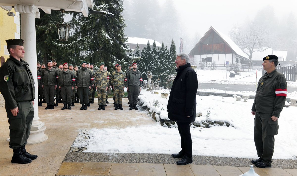 Peter Kaiser (@peterkaisersp) on Twitter photo Gemeinsam mit Militärkommandant <a href="/Phil_Eder/">Philipp Eder</a> habe ich unsere Bundesheer-Soldaten im Assistenzeinsatz besucht, um ihnen für ihren Einsatz zu danken, ihnen frohe Weihnachten & alles Gute für 2025 zu wünschen. Vielen Dank. Wir schätzen sehr, was Sie leisten
ktn.gv.at/Service/News?n… Gemeinsam mit Militärkommandant <a href="/Phil_Eder/">Philipp Eder</a> habe ich unsere Bundesheer-Soldaten im Assistenzeinsatz besucht, um ihnen für ihren Einsatz zu danken, ihnen frohe Weihnachten & alles Gute für 2025 zu wünschen. Vielen Dank. Wir schätzen sehr, was Sie leisten
ktn.gv.at/Service/News?n…
