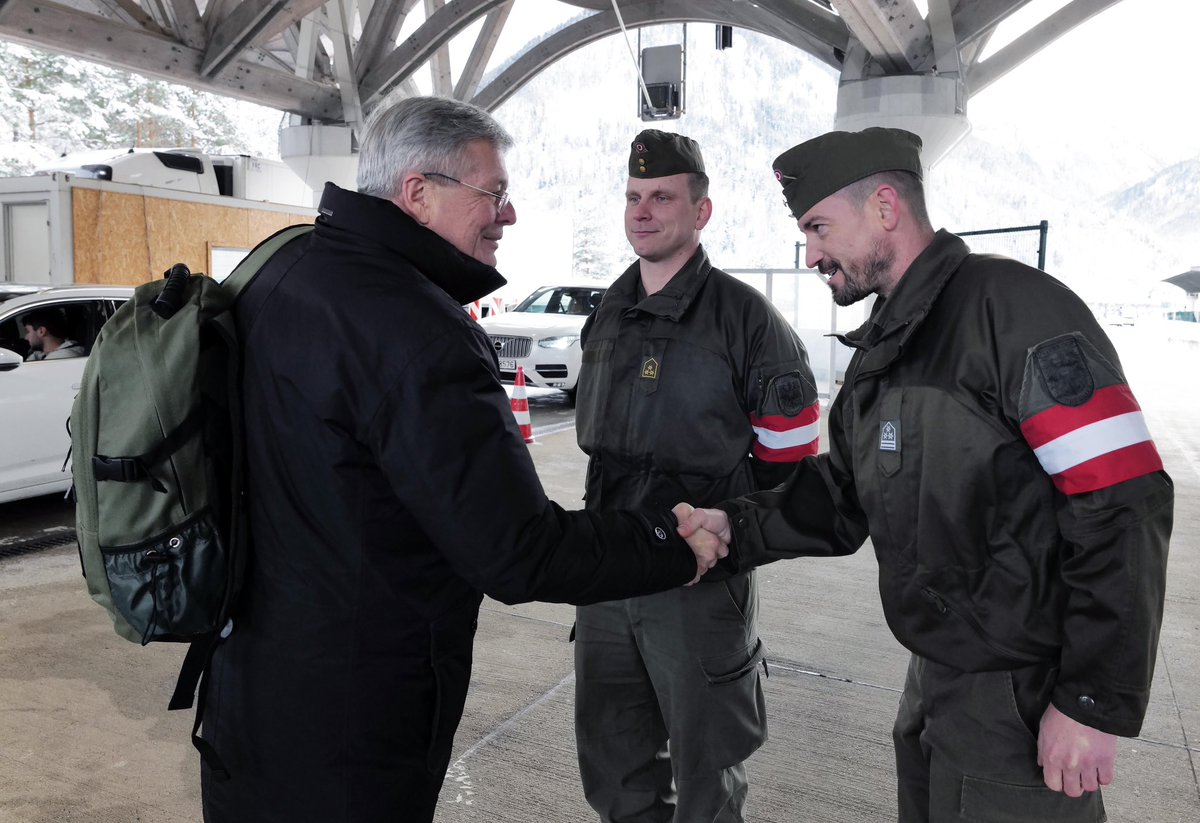 PeterKaiserSP's tweet image. Gemeinsam mit Militärkommandant @Phil_Eder habe ich unsere Bundesheer-Soldaten im Assistenzeinsatz besucht, um ihnen für ihren Einsatz zu danken, ihnen frohe Weihnachten &amp;amp; alles Gute für 2025 zu wünschen. Vielen Dank. Wir schätzen sehr, was Sie leisten
ktn.gv.at/Service/News?n…
