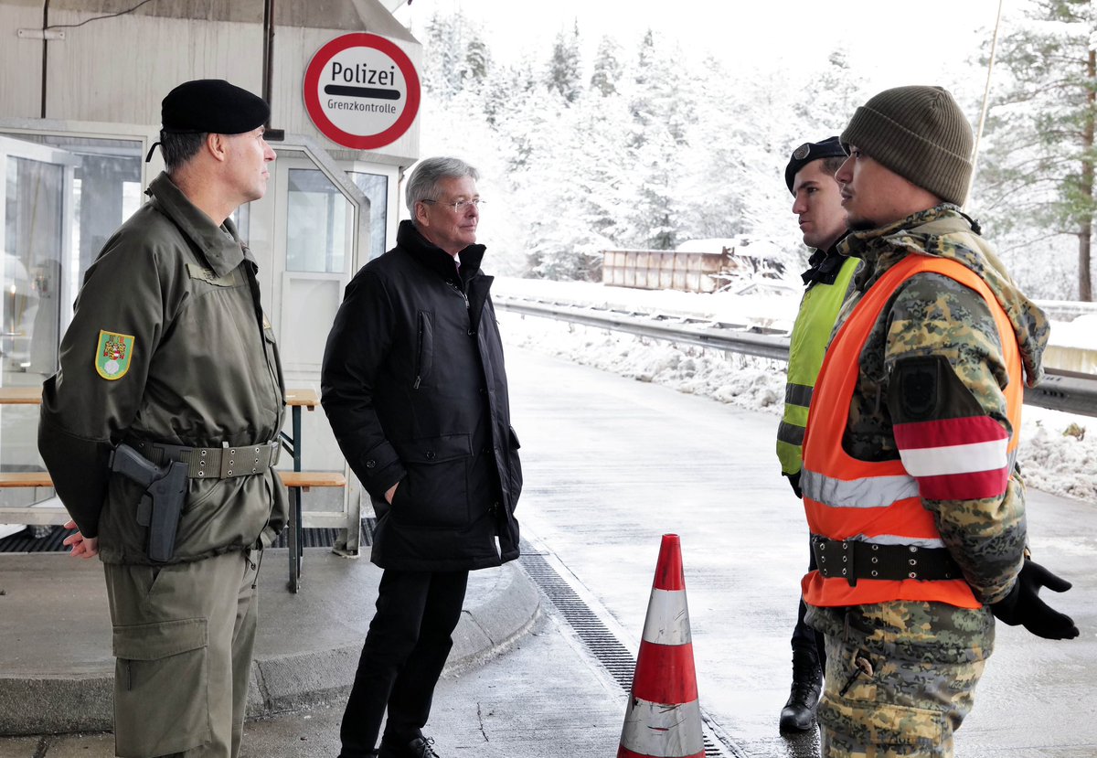 PeterKaiserSP's tweet image. Gemeinsam mit Militärkommandant @Phil_Eder habe ich unsere Bundesheer-Soldaten im Assistenzeinsatz besucht, um ihnen für ihren Einsatz zu danken, ihnen frohe Weihnachten &amp;amp; alles Gute für 2025 zu wünschen. Vielen Dank. Wir schätzen sehr, was Sie leisten
ktn.gv.at/Service/News?n…