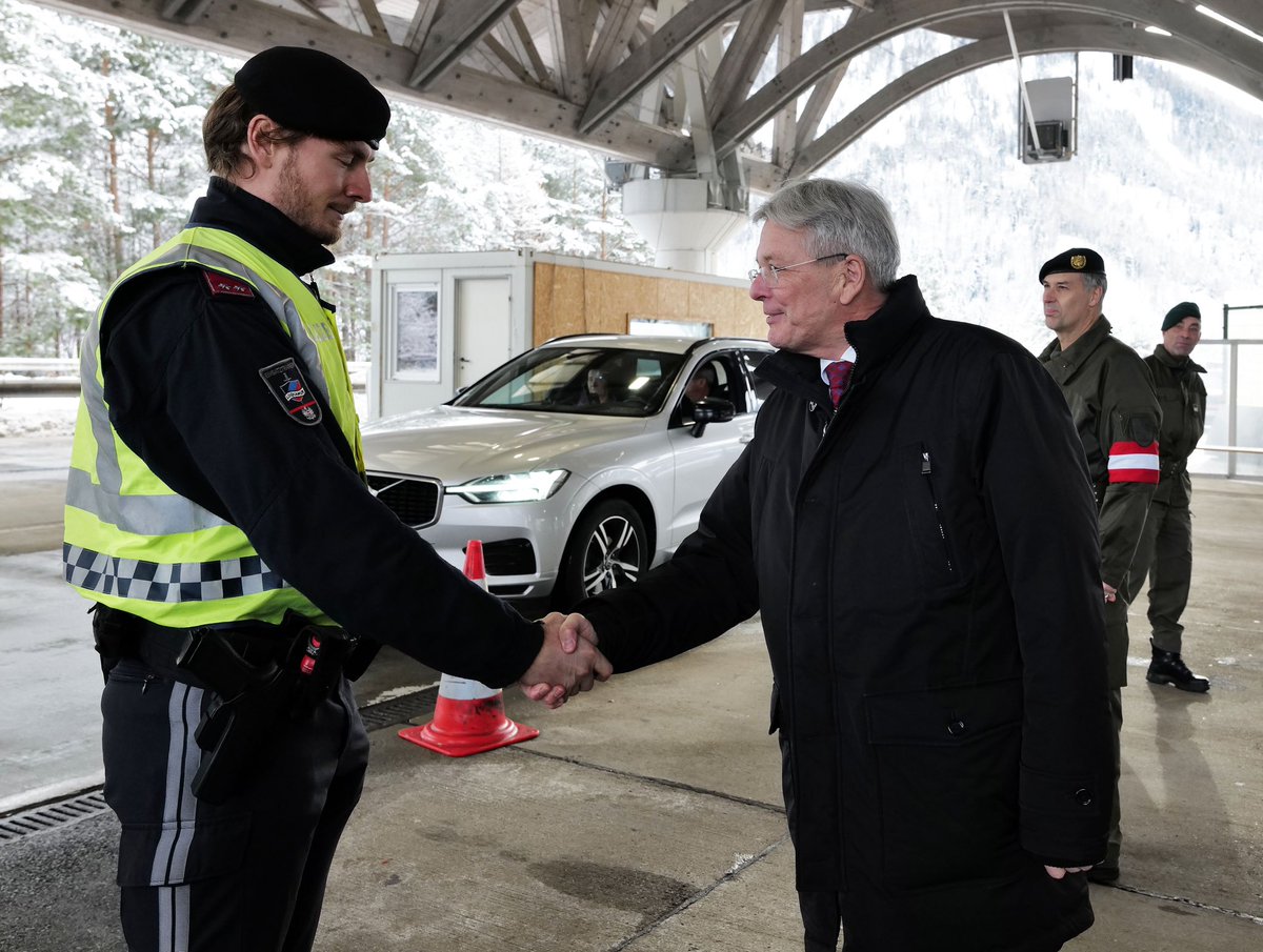 PeterKaiserSP's tweet image. Gemeinsam mit Militärkommandant @Phil_Eder habe ich unsere Bundesheer-Soldaten im Assistenzeinsatz besucht, um ihnen für ihren Einsatz zu danken, ihnen frohe Weihnachten &amp;amp; alles Gute für 2025 zu wünschen. Vielen Dank. Wir schätzen sehr, was Sie leisten
ktn.gv.at/Service/News?n…