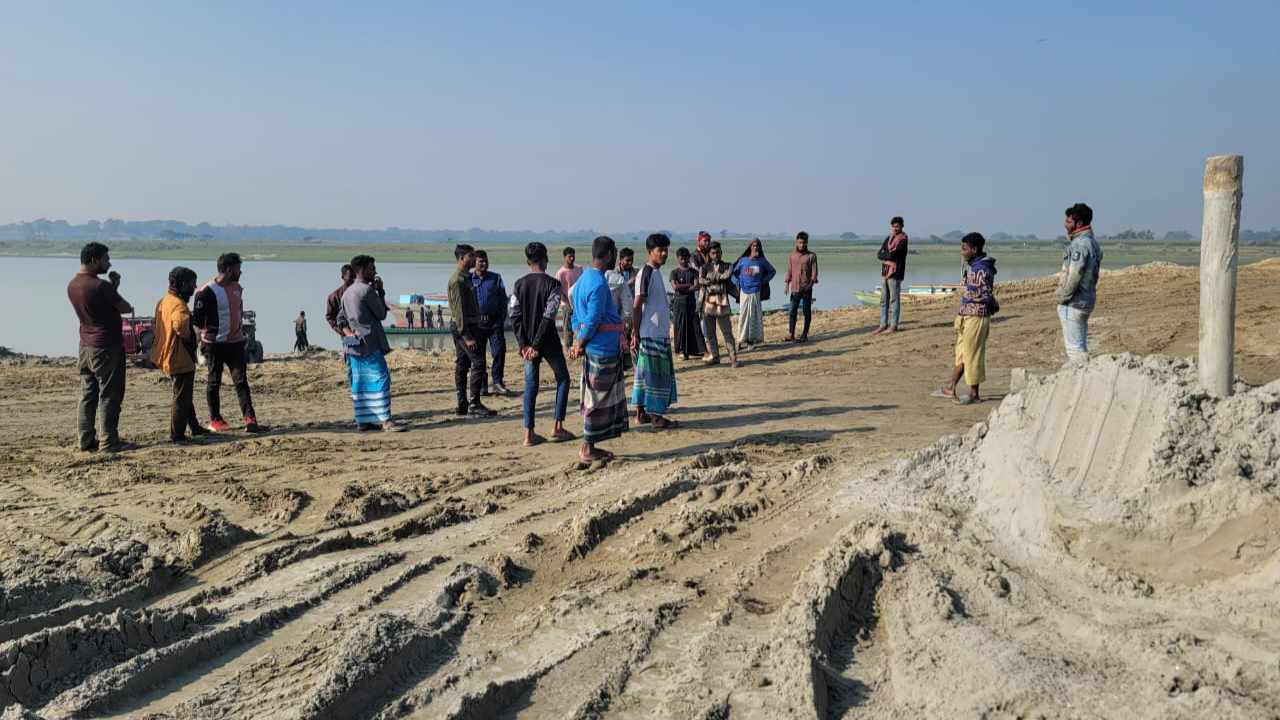 হোসেনপুরে অবৈধভাবে বালু উত্তোলনের দায়ে ষাট হাজার টাকা জরিমানা