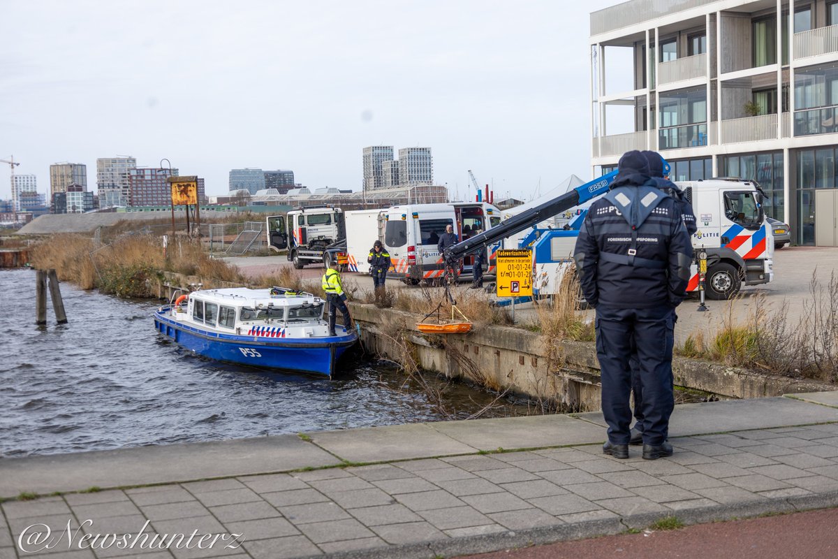 newshunterz's tweet image. Maandag 23 December 2024 12:45
Lichaam aangetroffen in water van Johan van Hasseltkanaal in Amsterdam-noord .
Forensische opsporing politie doet onderzoek naar toedracht , en naar identiteit overleden persoon .