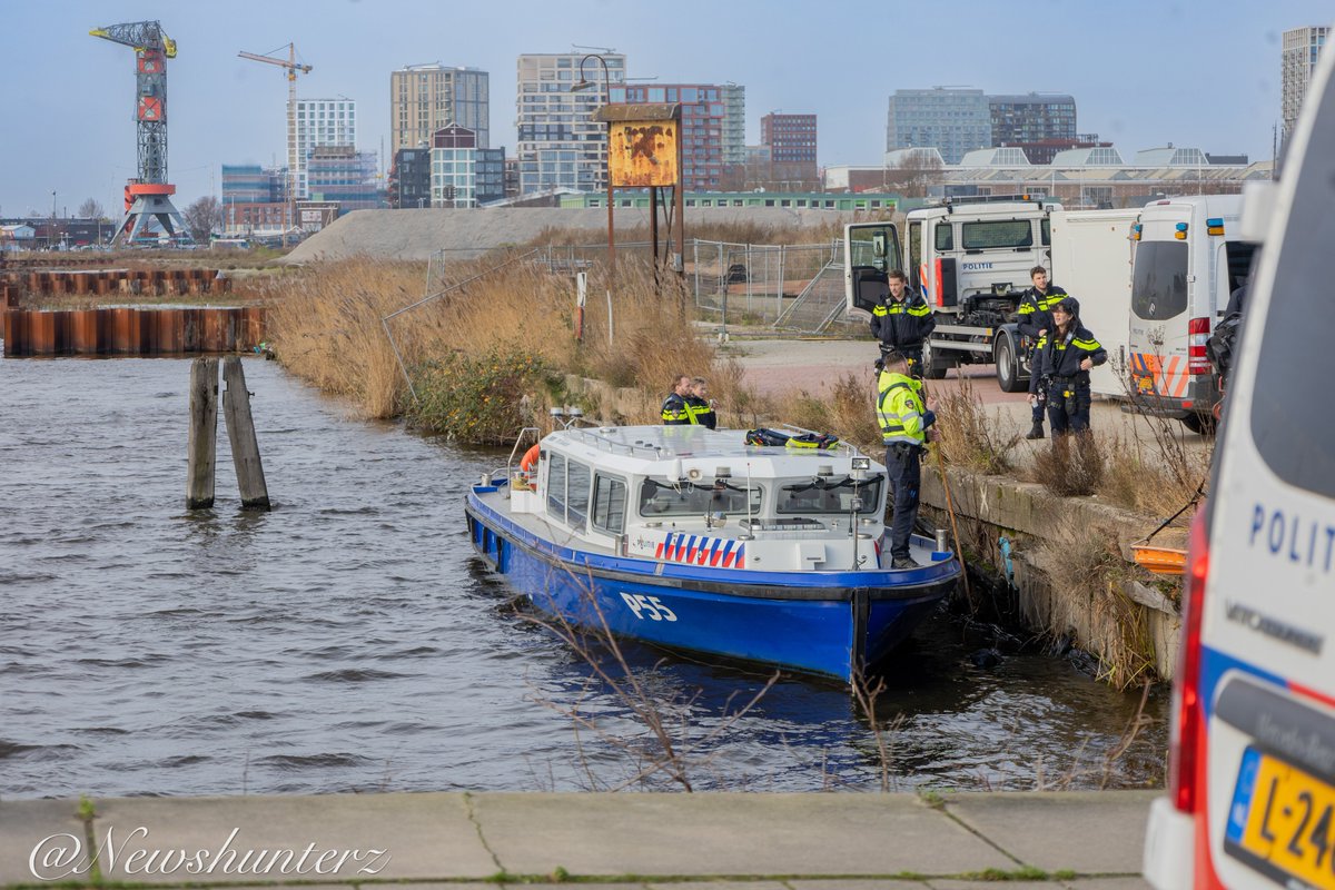 newshunterz's tweet image. Maandag 23 December 2024 12:45
Lichaam aangetroffen in water van Johan van Hasseltkanaal in Amsterdam-noord .
Forensische opsporing politie doet onderzoek naar toedracht , en naar identiteit overleden persoon .