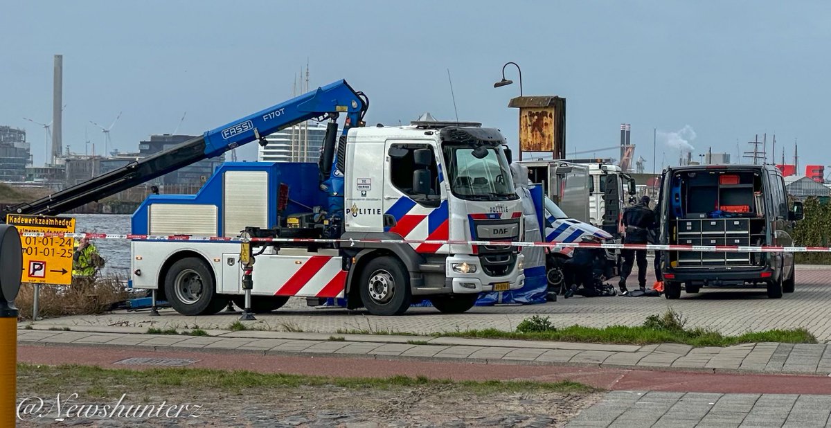 newshunterz's tweet image. Maandag 23 December 2024 12:45
Lichaam aangetroffen in water van Johan van Hasseltkanaal in Amsterdam-noord .
Forensische opsporing politie doet onderzoek naar toedracht , en naar identiteit overleden persoon .