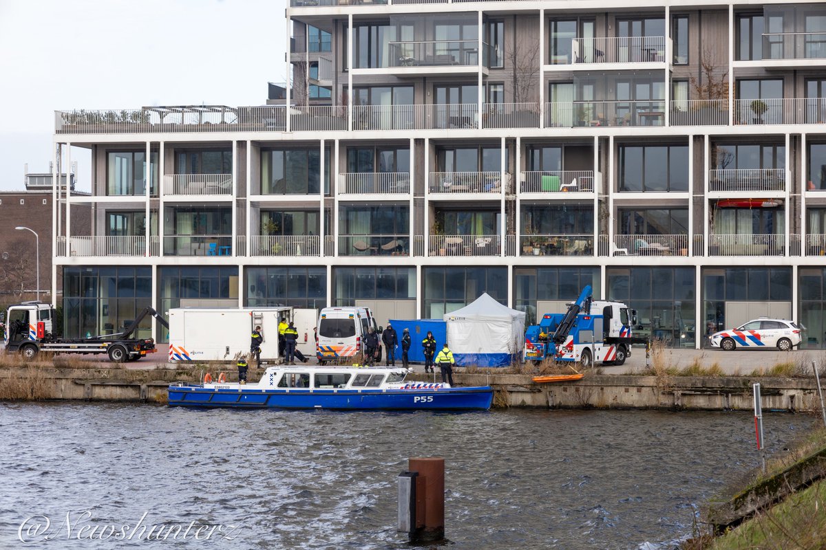 newshunterz's tweet image. Maandag 23 December 2024 12:45
Lichaam aangetroffen in water van Johan van Hasseltkanaal in Amsterdam-noord .
Forensische opsporing politie doet onderzoek naar toedracht , en naar identiteit overleden persoon .