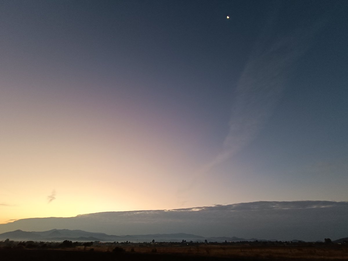 😍❄️ Helado amanecer en #Maravatío. 

Amaneció con una temperatura 🌡️ de 4⁰ y se espera un cielo parcialmente nublado. 🌤️

Fotos: Vive Maravatío.