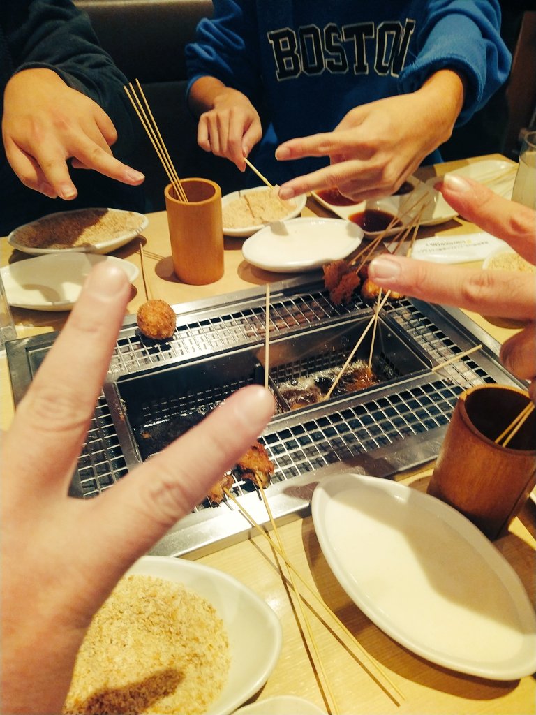 TheTeas2011's tweet image. 「家族ごっこ」の公演から1ヶ月が経ちましたが、昨日反省会と打上げをしました！
今回は学生が多いのでお酒は無し！
でもみんな「オーシャンキングってなんだ」「素揚げが一番美味しい食材はどれか」「お茶漬けの正しい作り方はこれだ」ととても熱心な議論が交わされた打上げでした！

#全部ご飯の話