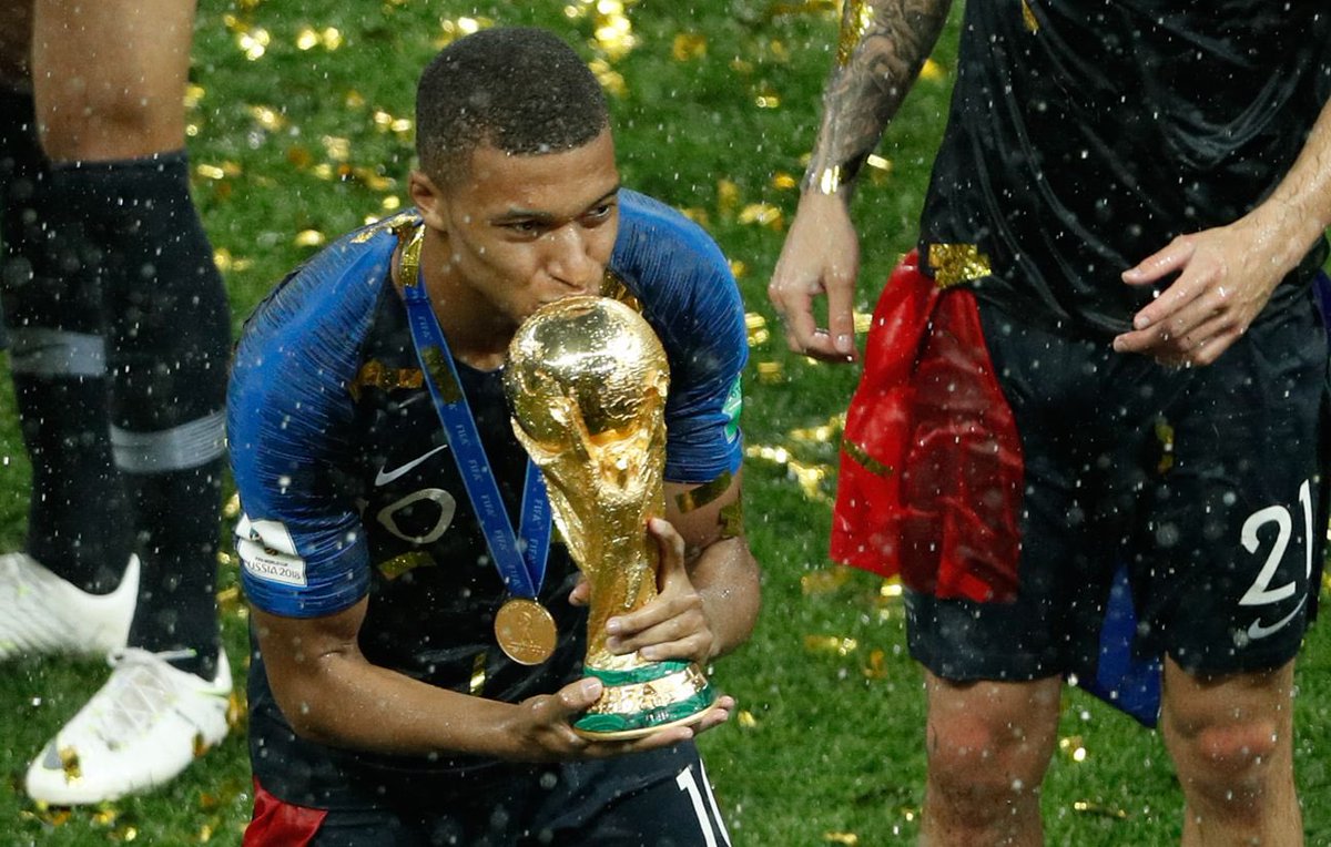 actubleue's tweet image. Mbappé avec les bleus ⭐️⭐️🥇🇫🇷