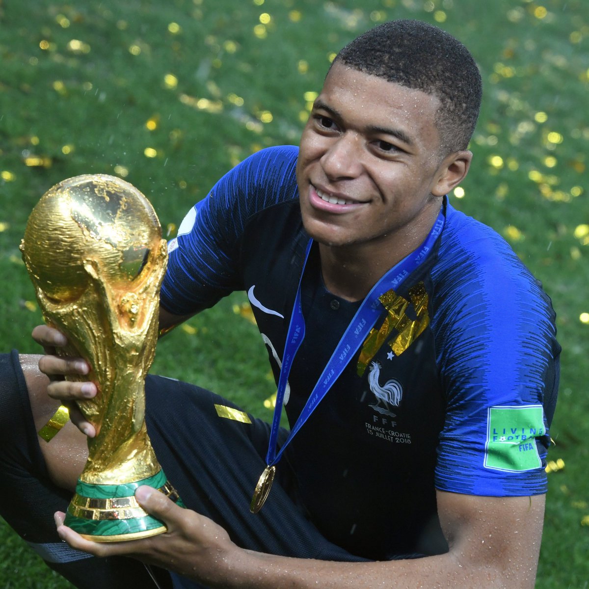 actubleue's tweet image. Mbappé avec les bleus ⭐️⭐️🥇🇫🇷
