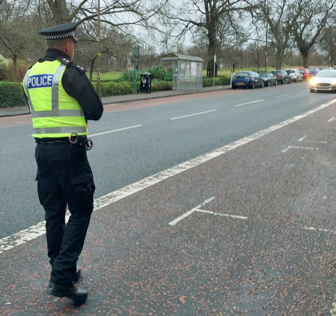 PSOSSEEdinburgh's tweet photo. Our south-east community team keeping busy with festive foot patrols to deter and deal with any anti-social-behaviour, patrolling @lothianbuses and carrying out road safety checks π π
π»
#SECPT
#CommunityPolicing
#RoadSafety https://t.co/StjmPpHtsv