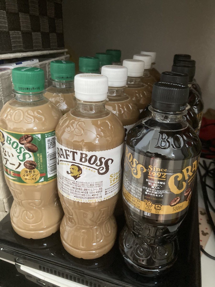 goldplan211's tweet photo. ゲーセンでコーヒー取りすぎてドリンクストッカーみたいになってしまった https://t.co/MFtkxaWnm3