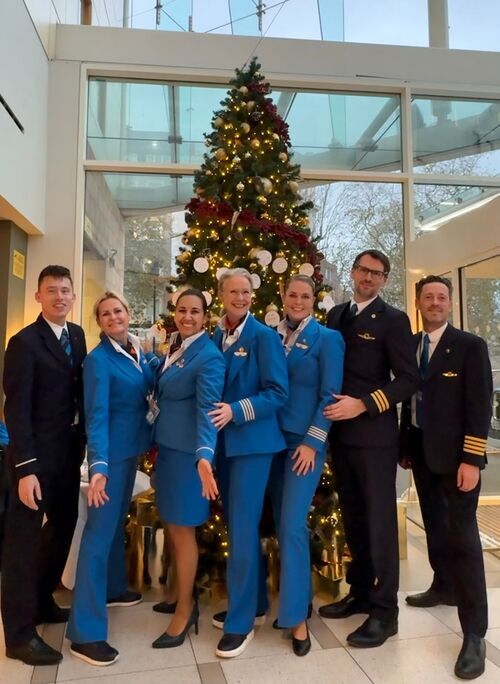 KLM's tweet photo. From our KLM family to yours, may your holidays be merry and bright 🎄✨

#KLM #HappyHolidays https://t.co/lUyHHDYrZv