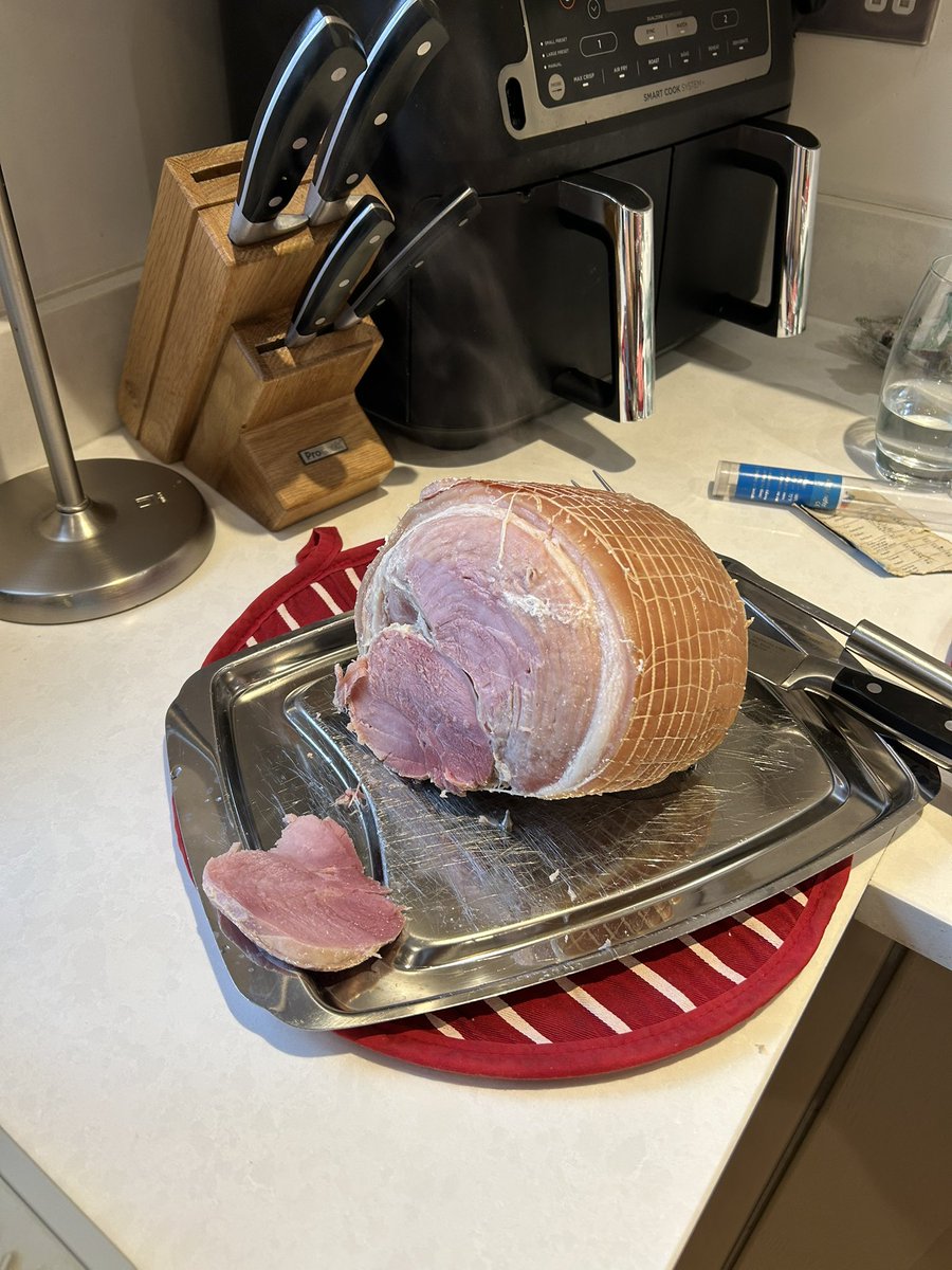 Dad1Cooking's tweet photo. This tastes amazing. Simple smoked gammon joint, gently simmered for a couple of hours, nice and tender and ready to eat cold for traditional Christmas Eve dinner. #cookingdad #Christmas2024 #Christmasgammon https://t.co/TaqJrkPp4c