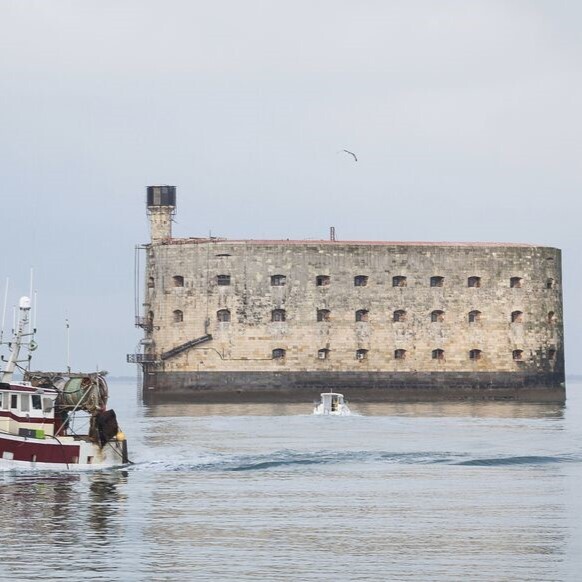 LMPositif's tweet photo. La Charente-Maritime lance un appel au don pour sauver le fort Boyard ! Le département et la fondation du patrimoine cherchent 9 millions d'euros pour entretenir la célèbre demeure du père Fouras ! Un appel aux généreux donateurs est lancé ! 🌊 (Le Parisien) 

📸 Fabien Paillot https://t.co/FvAJdIVf5t