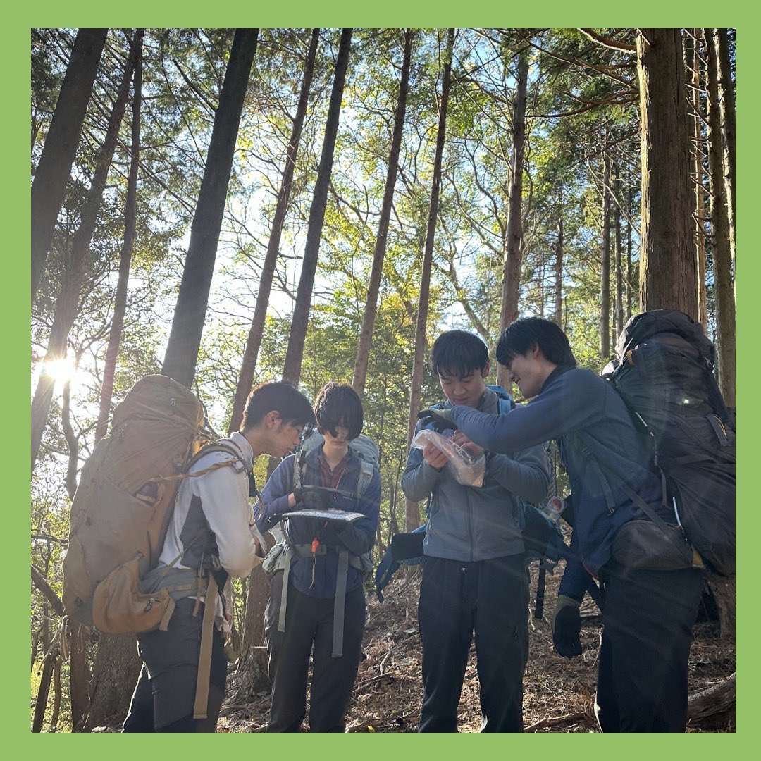 keioKWV's tweet photo. 12/6から12/8にかけて、藪FP(1泊2日)が婆娑羅で行われました🌿🧭

低山で行う読図、ルーファイは難しいですよね🤨
先日リーダー養成に合格した2年生が、1年生と一緒に地図を広げて読図��教える様子が見られました👀

こうやって長い歴史を経て、技術が受け継がれて来たと��うと感慨深いものです✨ https://t.co/9VpRv7B5YZ