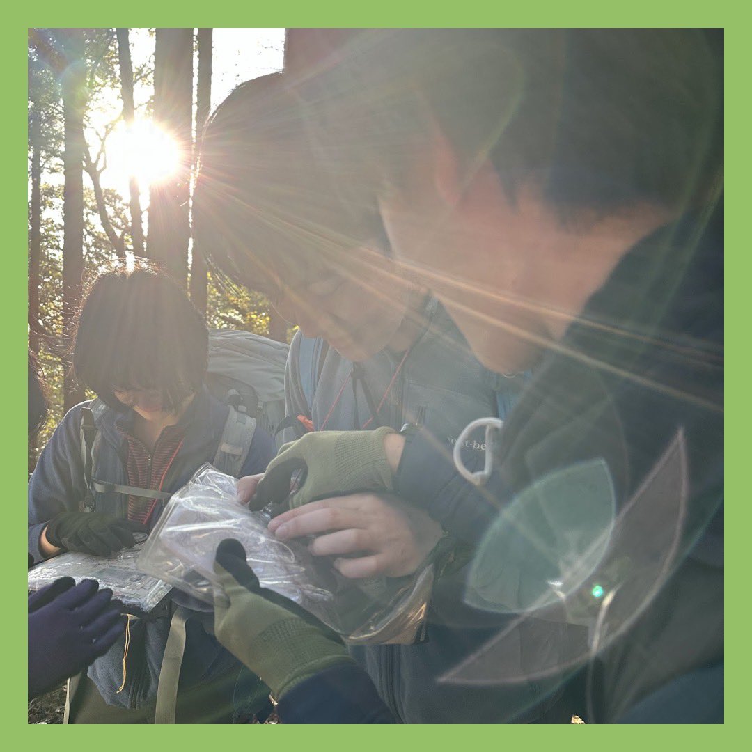 keioKWV's tweet photo. 12/6から12/8にかけて、藪FP(1泊2日)が婆娑羅で行われました🌿🧭

低山で行う読図、ルーファイは難しいですよね🤨
先日リーダー養成に合格した2年生が、1年生と一緒に地図を広げて読図��教える様子が見られました👀

こうやって長い歴史を経て、技術が受け継がれて来たと��うと感慨深いものです✨ https://t.co/9VpRv7B5YZ