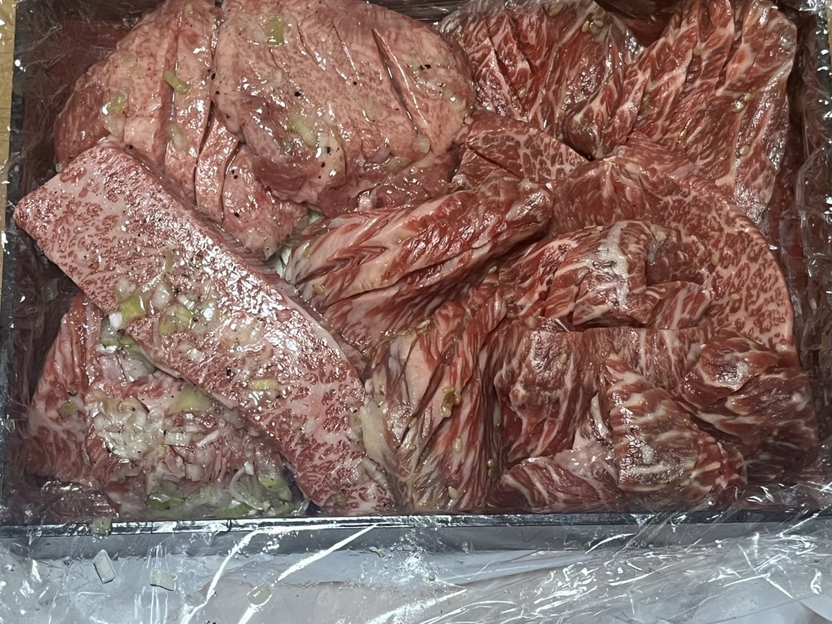 teo7IpVmWWNA4cu's tweet photo. 行きつけの焼肉屋で持ち帰らせてもらった‼️
あー一年頑張った‼️ https://t.co/9nXytdPZmt