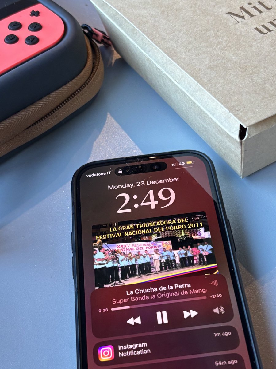 Verdad que uno sale del pueblo pero el pueblo no sale de uno.

Estamos de viaje en Europa y mi novio solo escucha: