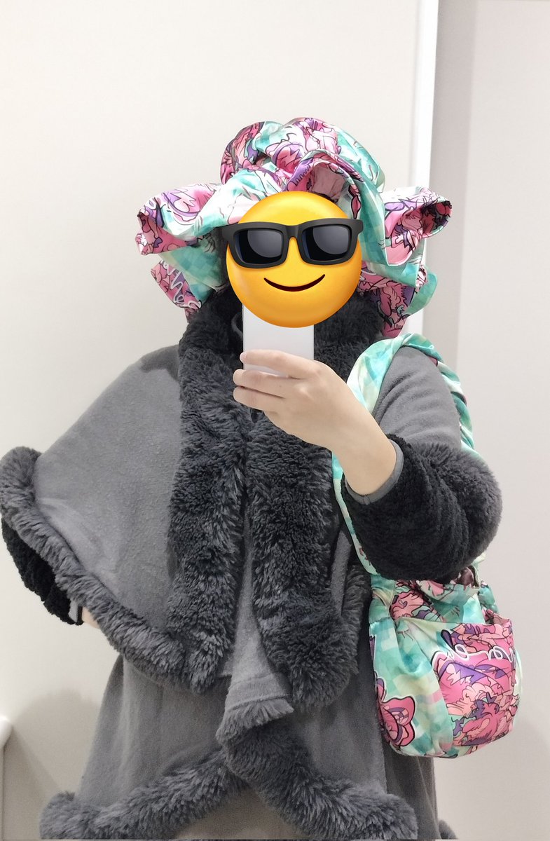 qoo_zzw30's tweet image. まこちゃんに作って貰った帽子とバッグをライブの日に解禁したので、普通に買い物とかで着てる。帽子があたたかい
生地も前にバーイベの特典で描き下ろししてもらった絵をもとにプリントしてもらったものだよ
#colorcode
