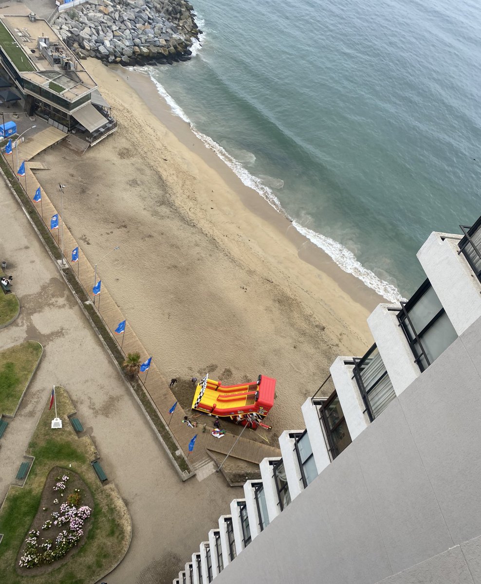 Carolinavitral's tweet photo. La muni @vinadelmar dando permisos como locos (suponemos), pq dejar instalar juego inflable pegado a la pasarela recién hecha en un espacio y playa tan pequeños prácticamente encima del edificio es francamente descriteriado. No suficiente con ambulantes, ésto. Basta! #VinadelMar https://t.co/MlBWvYVmn4