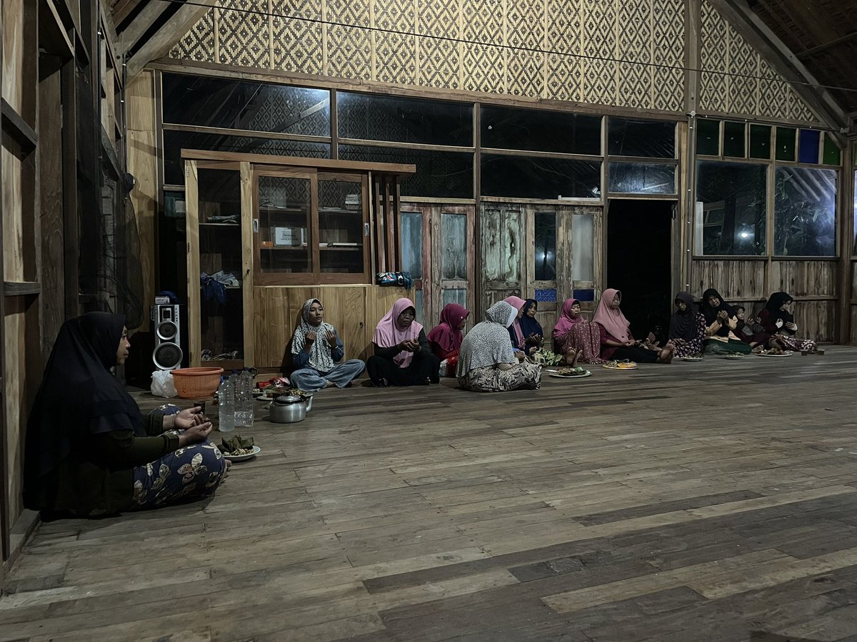 omahekendeng's tweet photo. #mujahadahlingkungan malam Selasa Kliwon di Langgar Yu Patmi utk mendoakan para pejuang yg memperjuangkan kelestarian Peg.Kendeng demi Ibu Bumi & sekaligus berembug ttg kelestarian lingkungan.
#kendenglestari #selamatkankendeng #savekarst #savekarstkendeng #savemotherearth https://t.co/5jzrEsfwDl