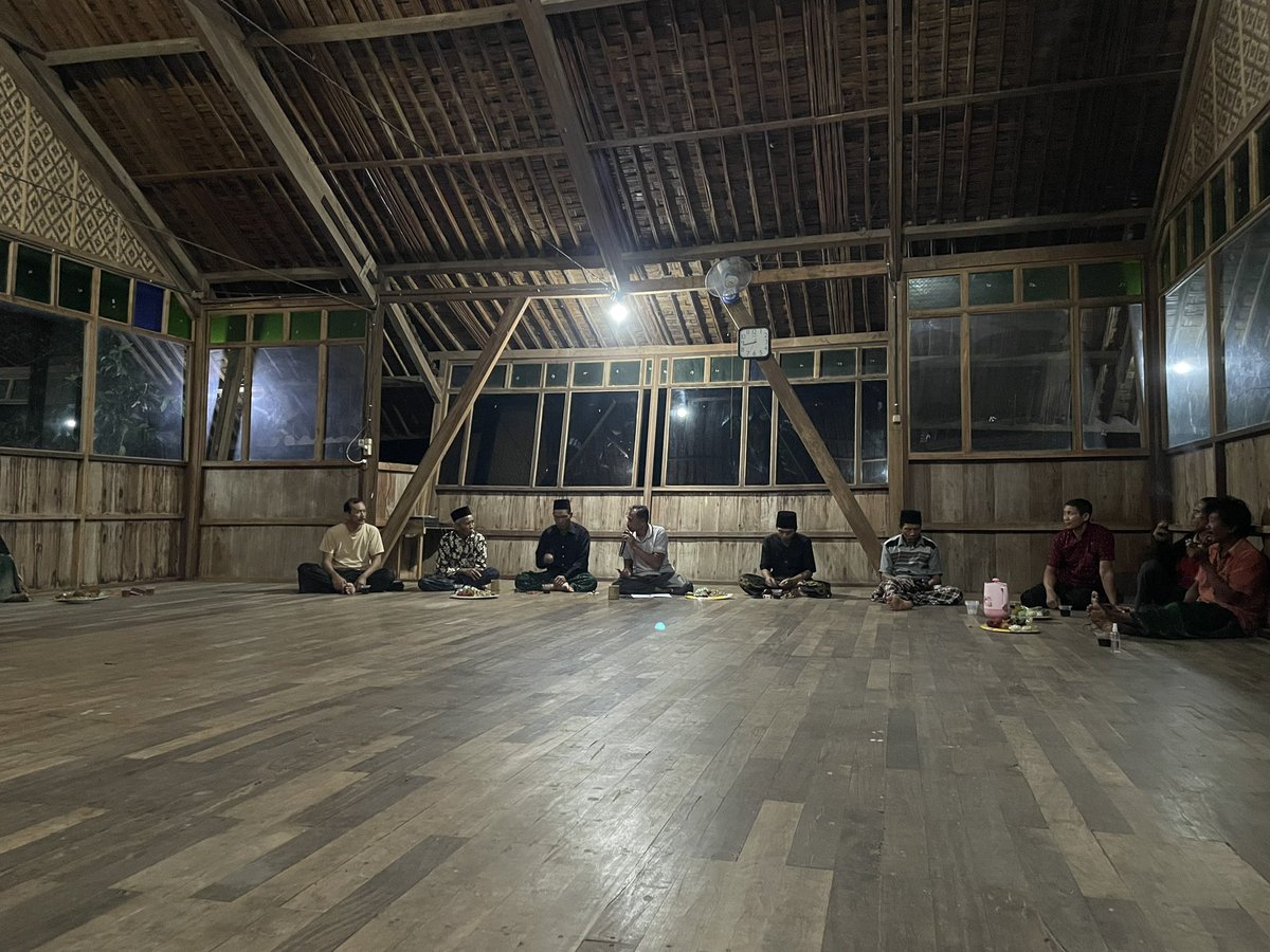omahekendeng's tweet photo. #mujahadahlingkungan malam Selasa Kliwon di Langgar Yu Patmi utk mendoakan para pejuang yg memperjuangkan kelestarian Peg.Kendeng demi Ibu Bumi & sekaligus berembug ttg kelestarian lingkungan.
#kendenglestari #selamatkankendeng #savekarst #savekarstkendeng #savemotherearth https://t.co/5jzrEsfwDl