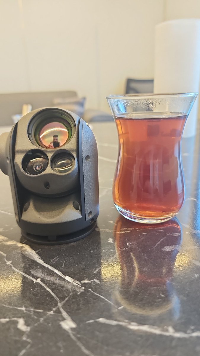 Karşınızda <a href="/Blitzteknoloji/">Blitz Technology</a> Spectrum 300.
Yazılımından donanımına, mekaniğinden EO kamerasına kadar bizim tasarımımız. Tam tamına  265gram! 
Sadece 9cm yüksekliğinde, 6 cm çapında. Bir çay bardağından daha küçük ama 2km mesafeden insanı tespit edebiliyorsunuz. Şimdi ise Avrupa