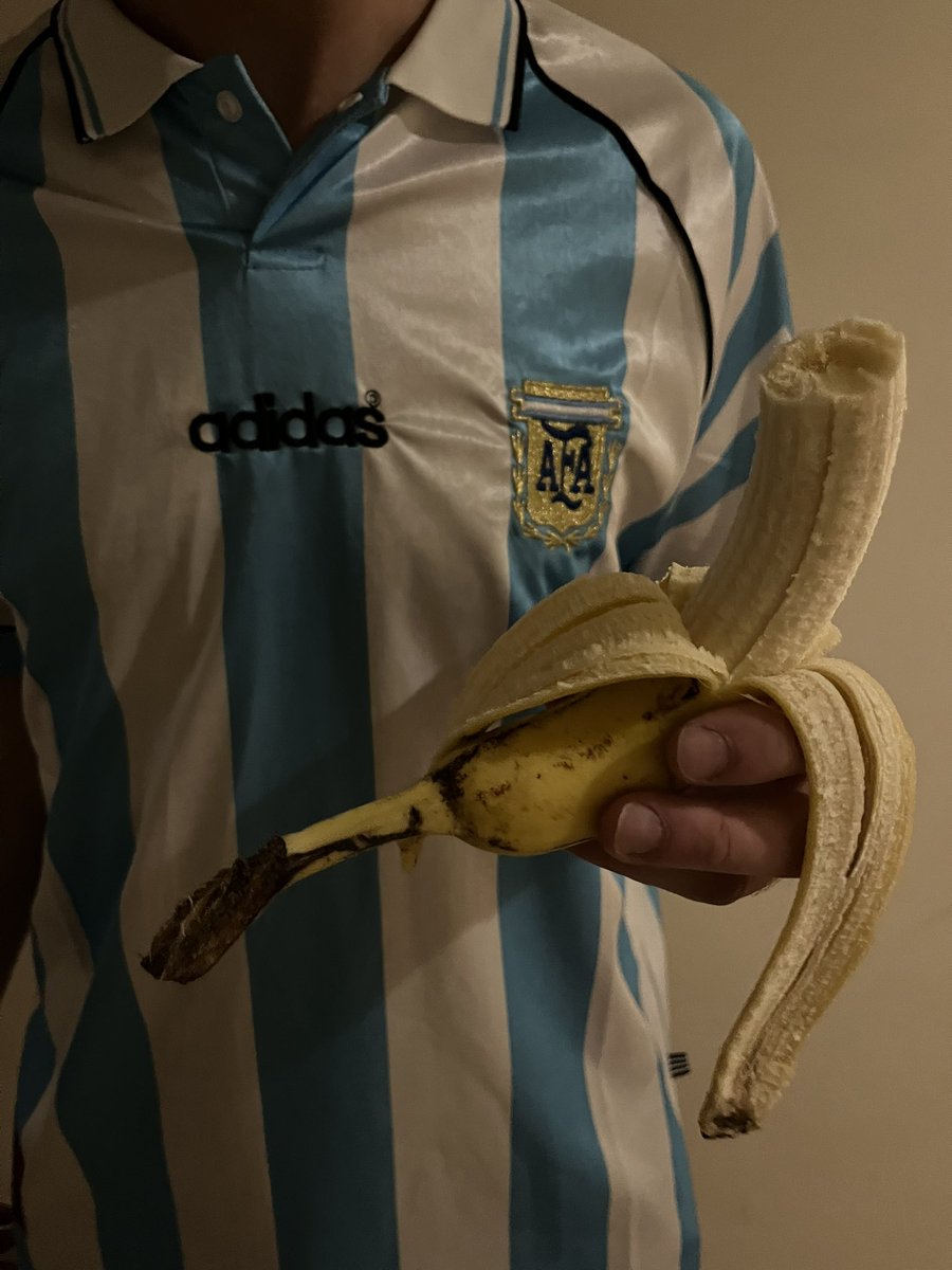juanitagroisman's tweet photo. Fuerte discusión esta mañana porque aparentemente convivo con un DEPRAVADO que abre así las bananas https://t.co/1hcVepPGev