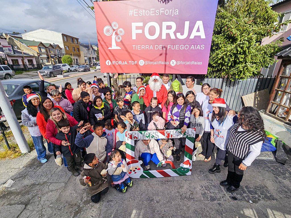 🎄🎅🏻 Este finde semana recibimos a niñas y niños de Ushuaia en nuestra casa partidaria, donde pudieron sacarse una foto con Papá Noel y compartir una jornada recreativa junto a sus familias✨

De esta manera, celebramos junto a la ciudadanía las vísperas de Navidad🙌