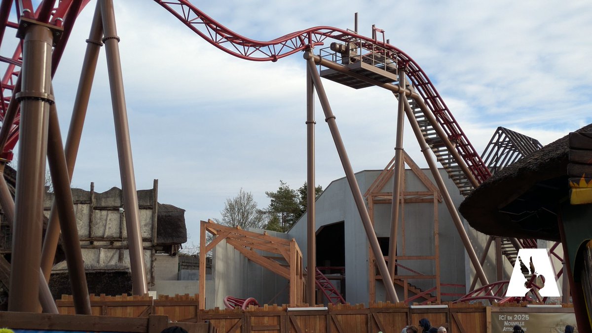 🔧 Du nouveau du côté du chantier de Cétautomatix. Le tracé de l'attraction se dessine et les différents bâtiments prennent forme.