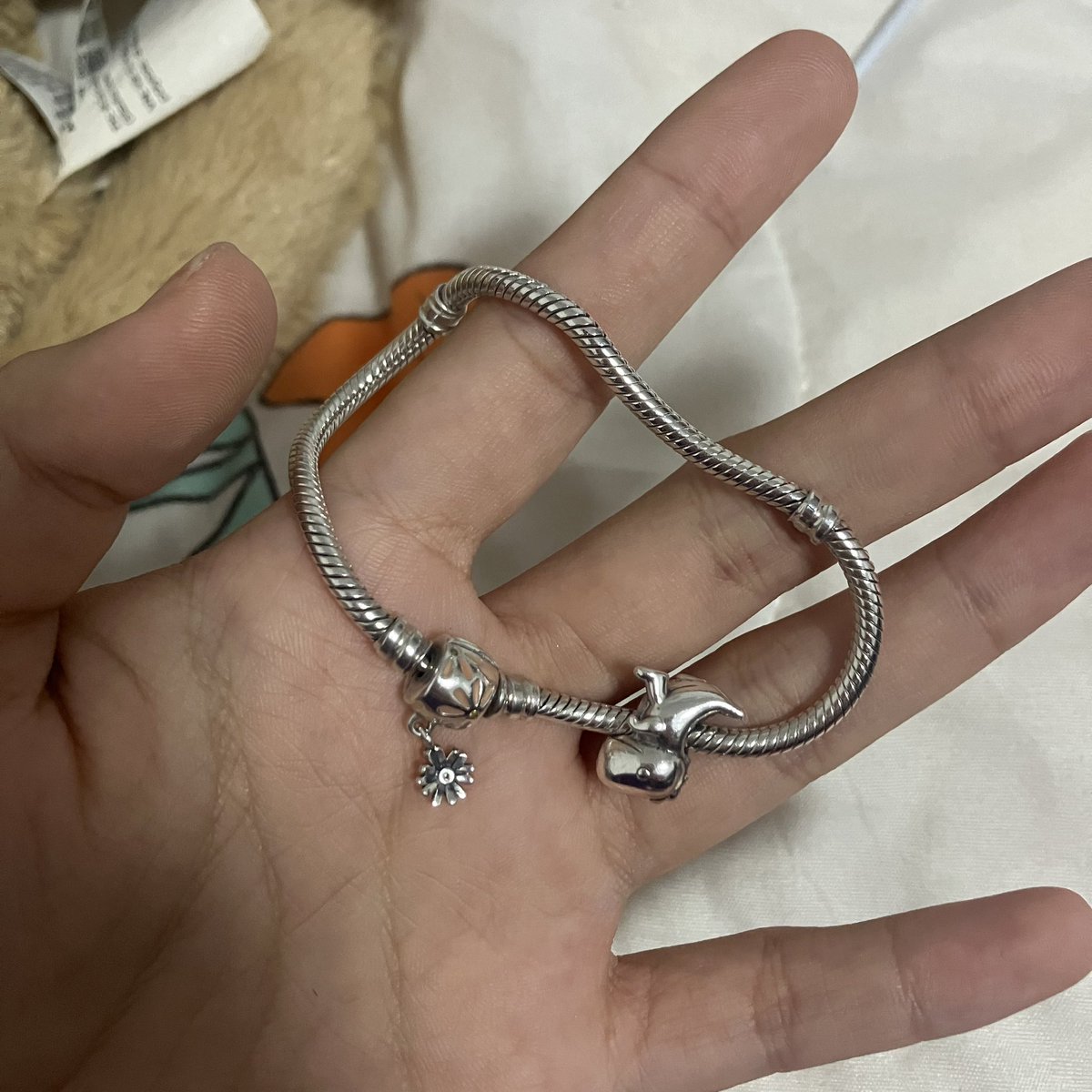 lotterhope's tweet photo. ปล่อย ส่งต่อ pandora ดอกเดซี่ค่า + ชาร์มไดโนเสาร์ 1 ตัว สร้อยไซส์ 17 นะคะ สนใจสอบถามเพิ่มเติมได้ง้าบบ 2,500 thb #pandora #ส่งต่อpandora #ส่งต่อ #แพนโดร่า https://t.co/1gVx2tLm2c