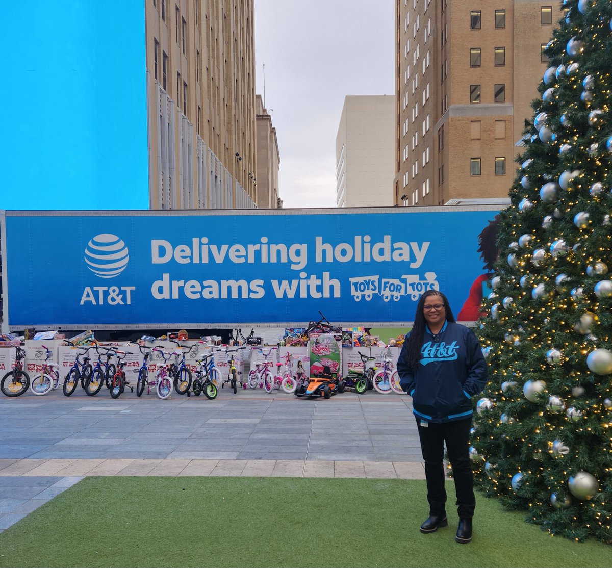 Another holiday season, another great Toys for Tots event at our Dallas headquarters. Team members like Keysha took part in filling the truck with lots of gifts to make the season brighter for families in their community.

#LifeAtATT 💙