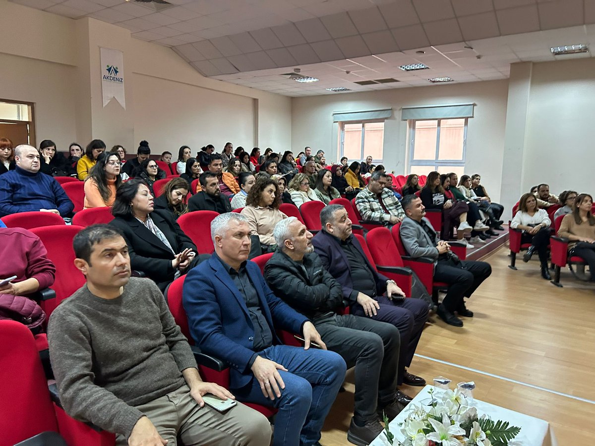 AkdenizilceMem's tweet photo. Akdeniz İlçe Milli Eğitim Müdürlüğü Arge birimin düzenlemiş olduğu Erasmus+KA1-KA2 Bilgilendirme Toplantısı Müdürümüz Saim DEMİR ve sorumlu Şube Müdürümüz Abdurrahman AKBUĞA’nın katılımıyla bugün gerçekleşti. @MersinMEM @fazilet_durmus https://t.co/9hfY8H9vMh