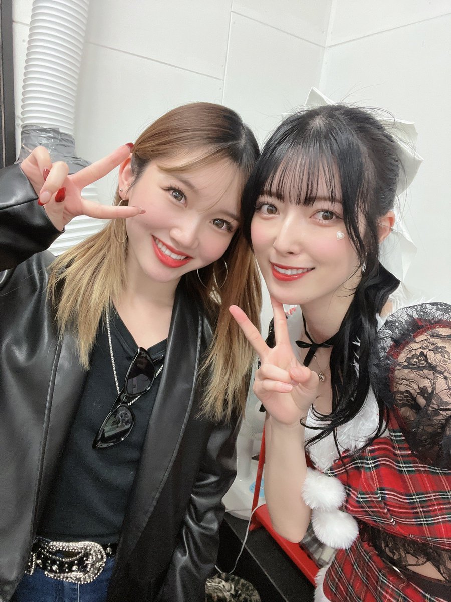 今日のライブ、玲奈が見に来てくれたよー😭
元メンバーにライブを見てもらえるっていうなんか不思議な感覚だったなあ
嬉しすぎたしめちゃくちゃ緊張したよ！！！！！！
時間作ってわざわざ見に来てくれて本当にありがとう ߹𖥦߹
忘年会か新年会しようね🫶🏻

𝑲𝑰𝑺𝑺_________