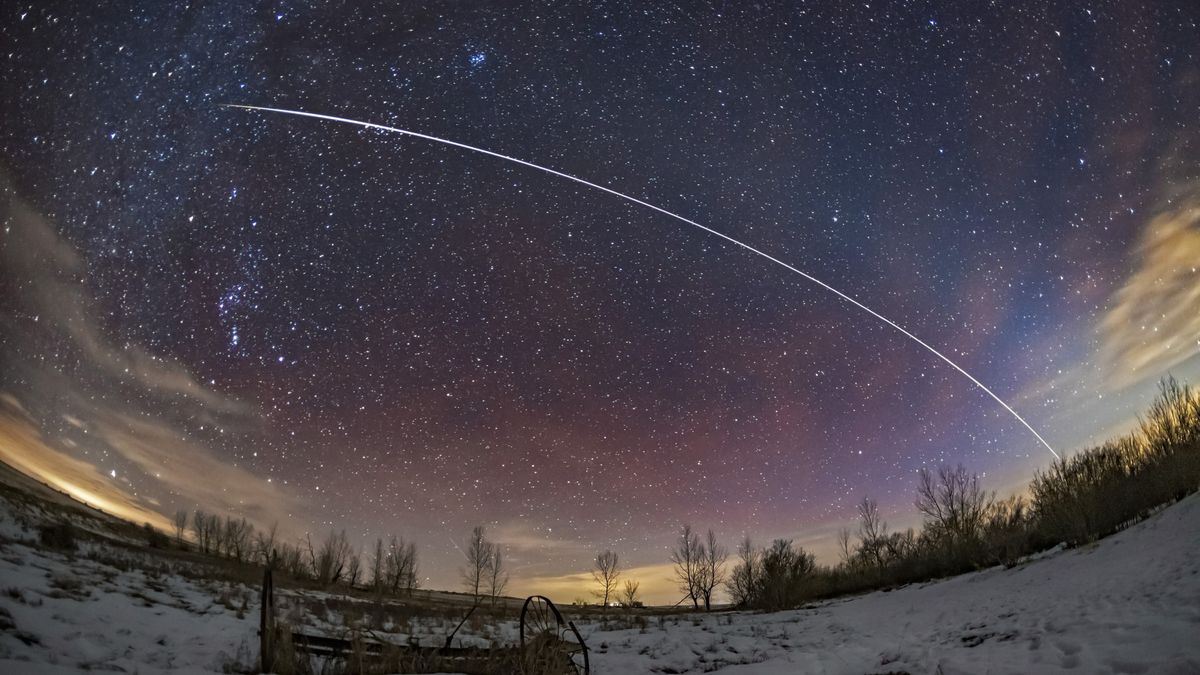 SPACEdotcom's tweet image. Could that be Santa's sleigh? Early risers can spot the ISS from the UK this Christmas trib.al/9J6iAeD