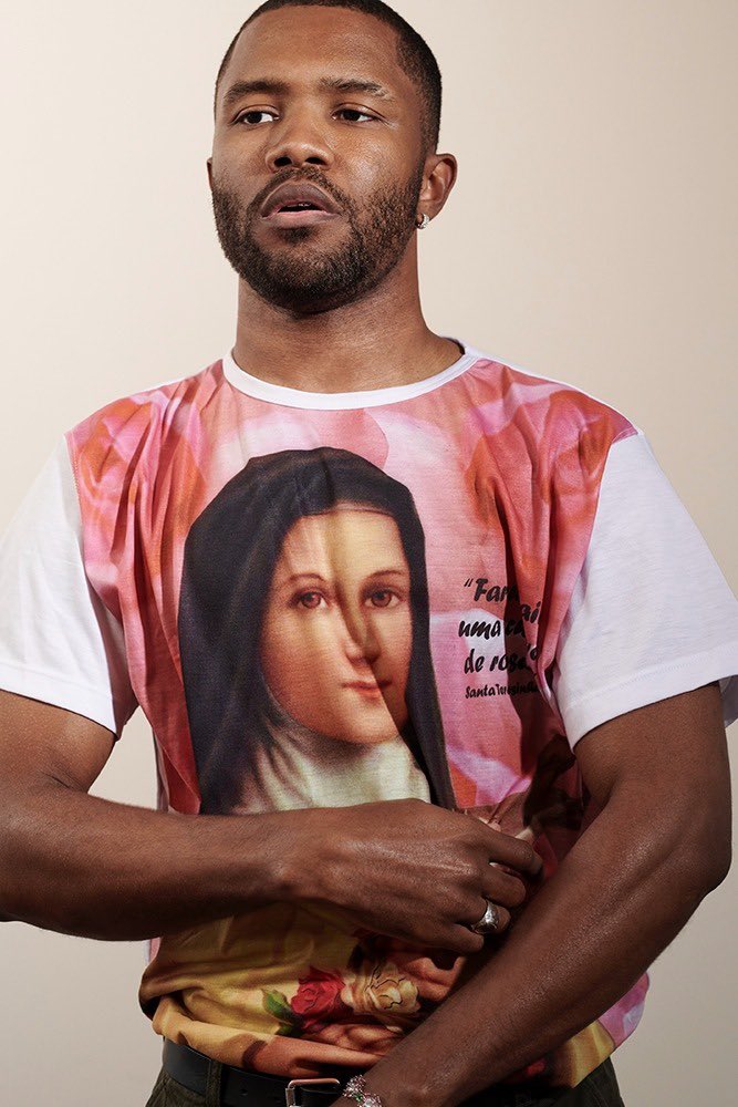 frank ocean braçudo com camisa de Santa Terezinha