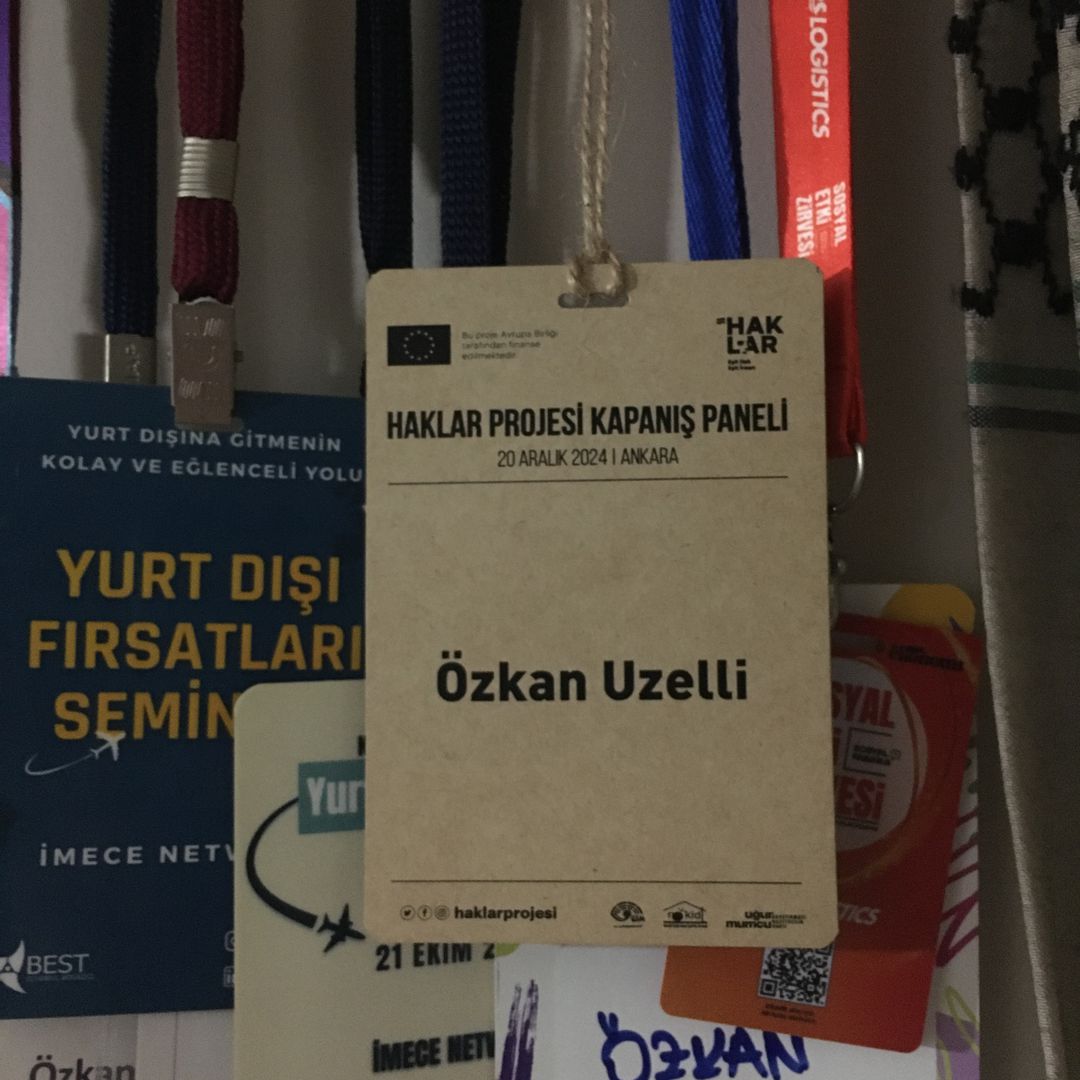 Geçen hafta Ankara'da Haklar Projesi'nin kapanış toplantısına katıldım. Bir isimlik daha koleksiyona eklendi..

<a href="/gsmorgtr/">GSM</a> #haklarprojesi <a href="/umagduyuru/">Uğur Mumcu AG Vakfı</a> <a href="/MokidMardin/">MOKİD</a>