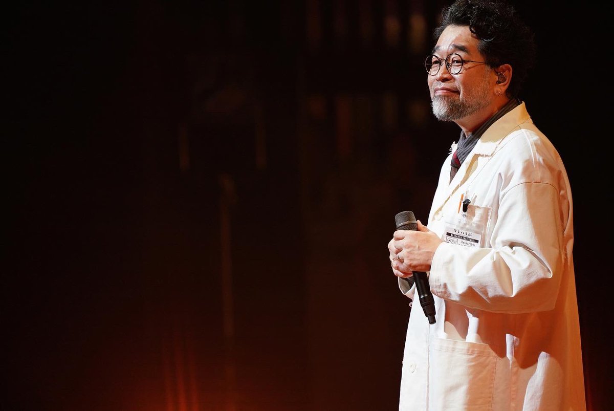 buppulabel's tweet photo. マキハラボ研究発表会、神戸国際会館 こくさいホールにお越しくださった皆さん、本当にありがとうございました😊

年の瀬の、しかもクリスマス間近という時に皆さんと一緒に時間を過ごせたことは、本当に幸せでした😍

温かい拍手もたくさんいただき、僕をはじめ研究員の皆さんも感激しております❣️✨
スタンディングオベーションの時に見渡した皆さんの笑顔を思い出しながら、��の神戸に消えるとします…笑

本当にありがとうございました‼️

そしてなんと、研究員の皆さんからクリスマスプレゼントを頂いてしまいました💖
寄せ書きもあって涙腺崩壊しそうだったので、部屋に帰って読みます笑
みんなありがとう〜〜😭

明日は2日目だ💪

(槇原より)

#マキハラボ 
#神戸国際会館こくさいホール 

#槇原敬之