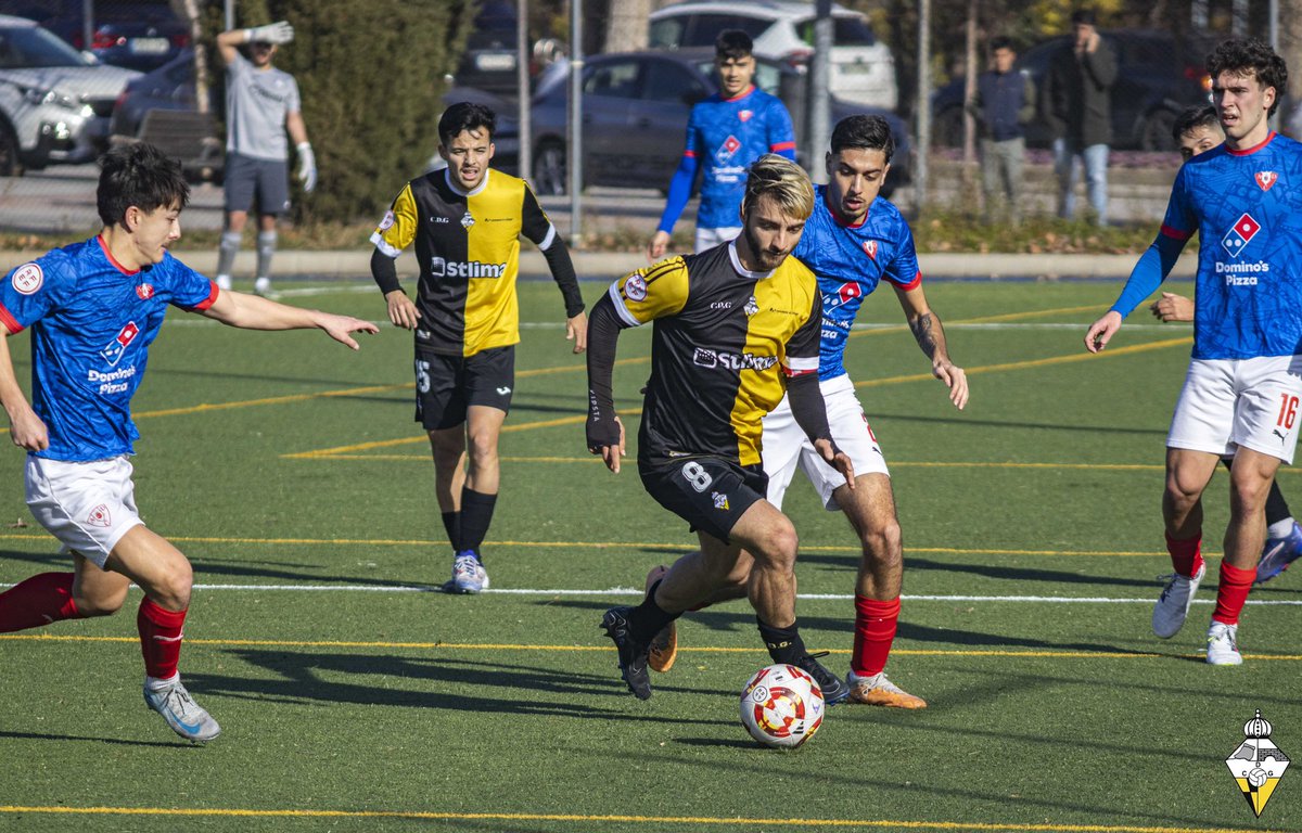 CDGalapagar's tweet photo. 1️⃣0️⃣0️⃣ PARTIDOS CON EL CDG EN TERCERA RFEF 

Este domingo @juangabrieldelatorre disputó su partido número 100 con la camiseta arlequinada en Tercera RFEF.

¡ENHORABUENA, CRACK!

📸 @TioVidi 

#UnPuebloDosColoresUnaIlusión💛🖤 https://t.co/p5o6e4QyAy