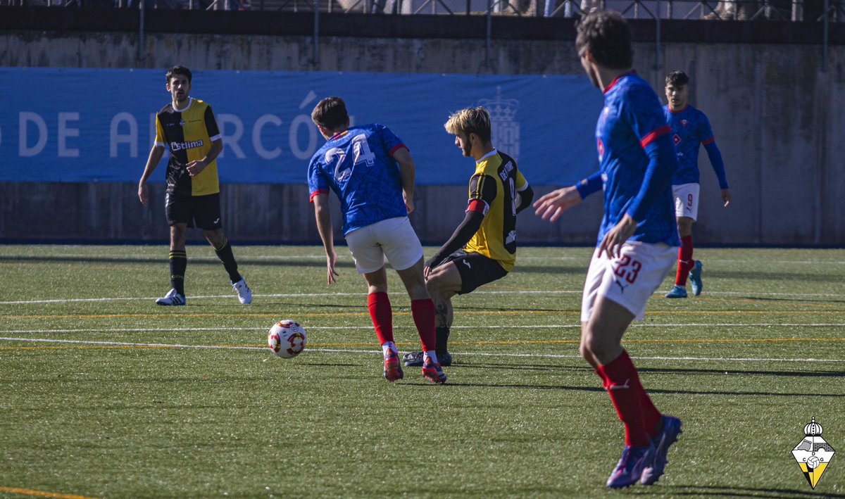 CDGalapagar's tweet photo. 1️⃣0️⃣0️⃣ PARTIDOS CON EL CDG EN TERCERA RFEF 

Este domingo @juangabrieldelatorre disputó su partido número 100 con la camiseta arlequinada en Tercera RFEF.

¡ENHORABUENA, CRACK!

📸 @TioVidi 

#UnPuebloDosColoresUnaIlusión💛🖤 https://t.co/p5o6e4QyAy