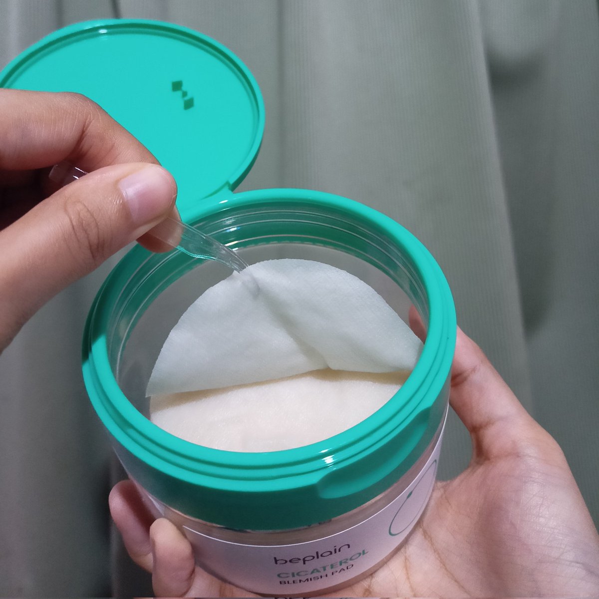 sumi_vv's tweet photo. ของดีมาก ผิวแพ้ง่าย ลองตัวนี้ BEPLAIN CICATEROL BLEMISH PAD 

💌 น้องช่วยให้รอยสิวมันจางลง แล้วที่ชอบสุดคือลดอุณหภูมิผิวแบบด่วนๆ ได้มากถึง -10.740 ภายใน 3 นาที จึ้งเกิน เอสเซนส์ก็��่ำสะใจ แล้วไม่ระคายเคืองเพราะมีสารสกัดจากใบบัวบก ครบจบ

#Beplain #บีเพลน #รีวิวสกินแคร์ #โทนเนอร์แพด https://t.co/4zWoYjZj6G