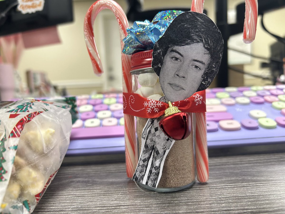 haley_b98's tweet photo. not my coworker putting harry on my christmas gift pls https://t.co/anS9arHWC3