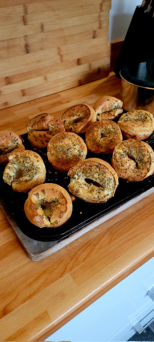 AntonOfKent's tweet photo. @ClareFrisby See my Yorkshire puds and be in awe of their magnificence https://t.co/RCyuwVrrhE