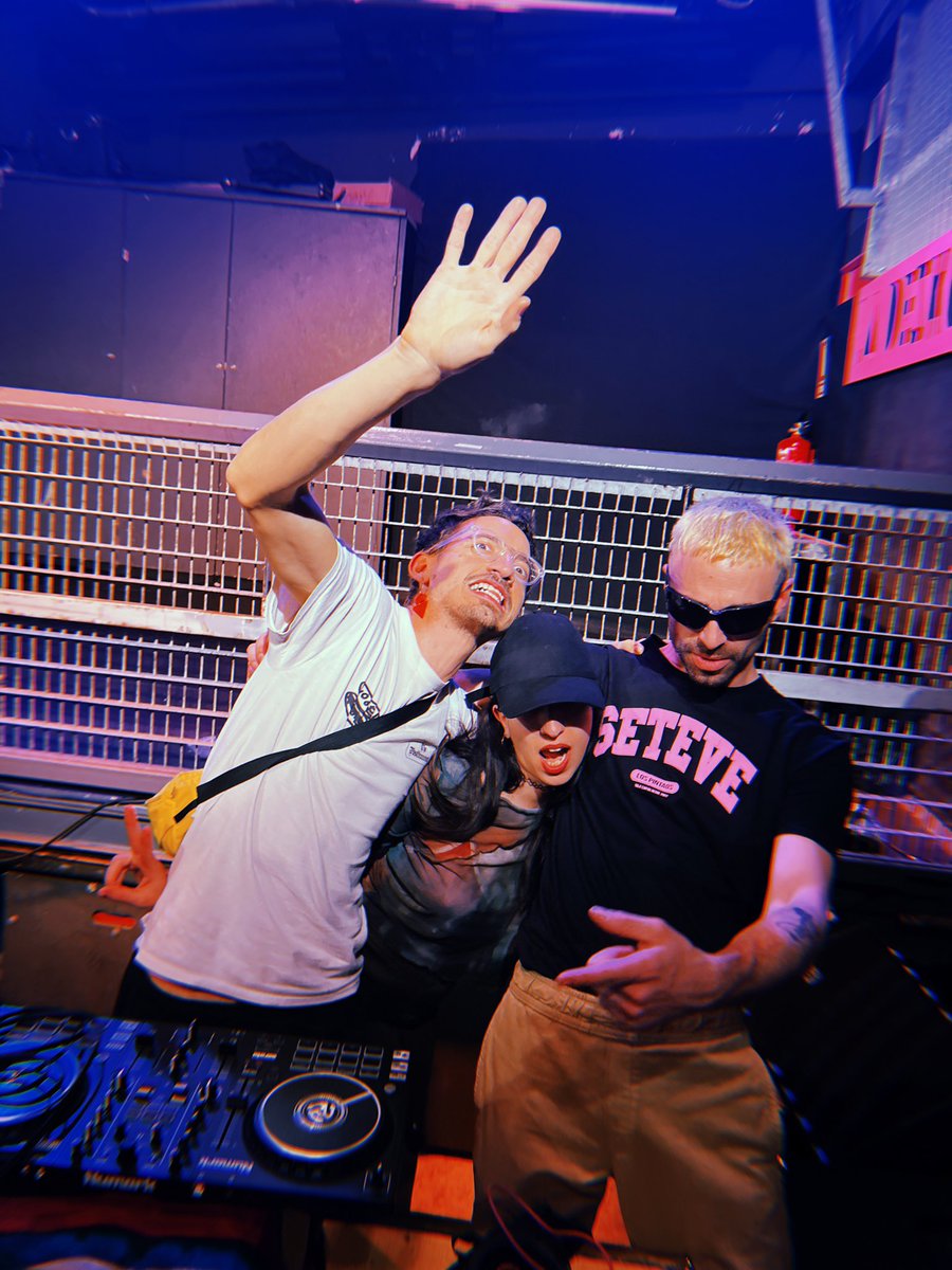 Empty 6 Pack cassettes (@empty6pack_) on Twitter photo Fiestón a @ladeskomunal amb <a href="/PostTraumatik/">Post Traumatik</a> amb els djs coconauta i copia PERNIL%infinit Full cassette session / tot un exit / el millor mercadillu Fiestón a @ladeskomunal amb <a href="/PostTraumatik/">Post Traumatik</a> amb els djs coconauta i copia PERNIL%infinit Full cassette session / tot un exit / el millor mercadillu