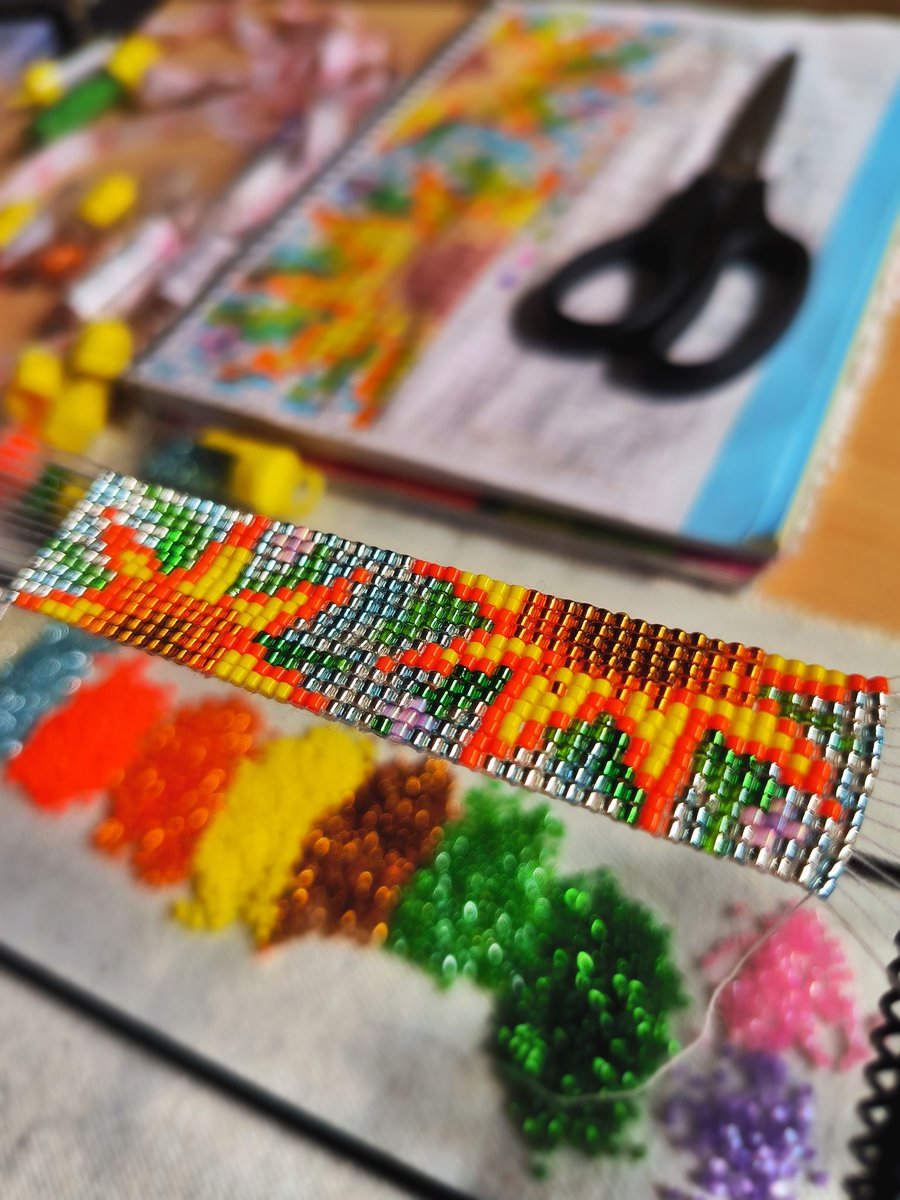 AlienJewelry's tweet photo. Monday is a great start for an interesting project💫
#happy #Monday #process #sunflowers #choker #beadwork #beadloom #handwoven #etsy #mhhsbd https://t.co/qD2woegS1z