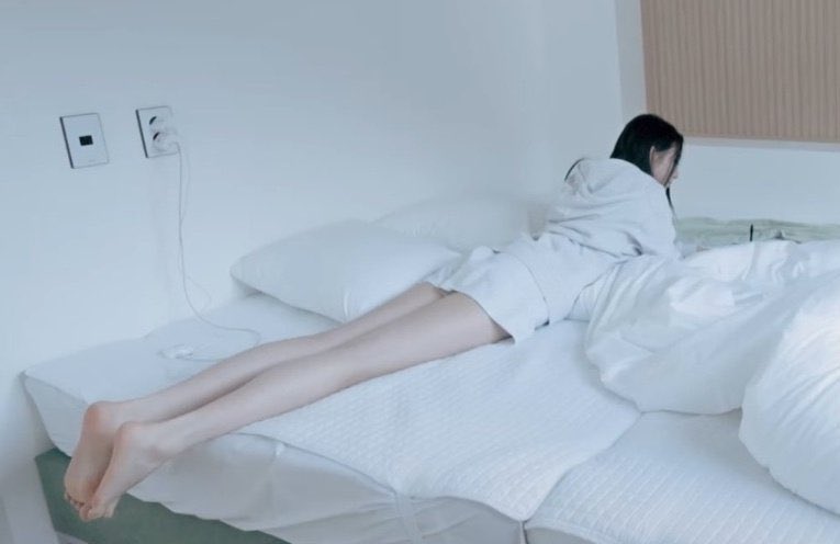 SoFt33333333's tweet photo. 정우석여자버전…저우신위
신위남자버전…정우석

사진을 눌러야 전신을 볼 수 있음 https://t.co/ZcndDJcViM