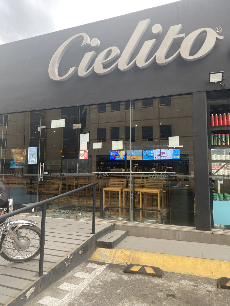 MoOniGiles's tweet photo. Les juro, no hay un solo día que decida ve ir a @CielitoQuerido y me vaya con un buen sabor de boca. Hoy por ejemplo, abren, son las 8:10am y las puertas siguen cerradas. Toqué y aunque hay gente adentro, nadie salió 😒🤬🤮 https://t.co/Hj84IWt3se