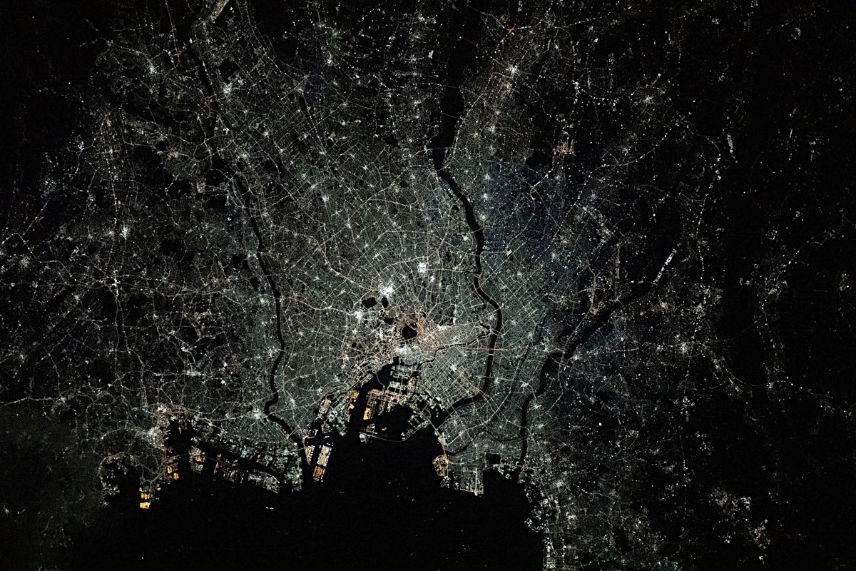 Astropics_bb's tweet image. ISS（国際宇宙ステーション）からとらえられた東京周辺の夜景。2022年12月30日に撮影。

astropics.bookbright.co.jp/iss068-e-35549… 

Image courtesy of the Earth Science and Remote Sensing Unit, NASA Johnson Space Center