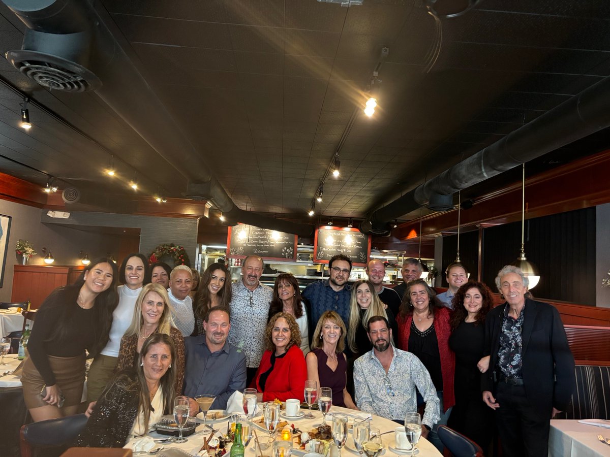 LevyRealtyAdv's tweet photo. Happy Holidays from the Levy Realty Advisors family to yours!  Best wishes for 2025! https://t.co/Oubtdn2FTH