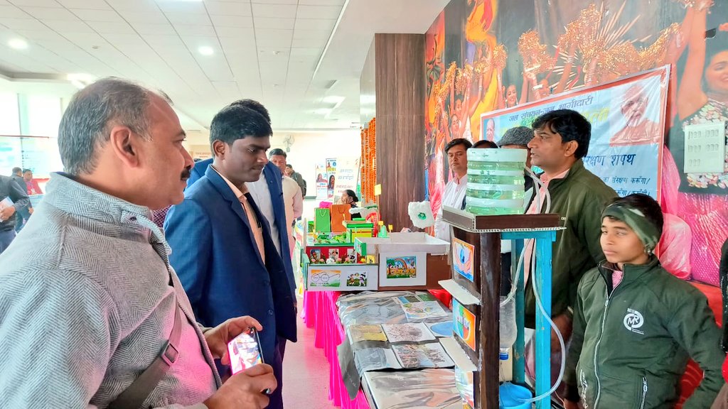 पानी की पाठशाला कार्यक्रम के दौरान विद्यालय में  शिक्षकों-बच्चों द्वारा मॉडल तैयार किया गया।
<a href="/PMOIndia/">PMO India</a> 
<a href="/MoJSDDWS/">Department of Drinking Water & Sanitation (#DDWS)</a>
<a href="/CMOfficeUP/">CM Office, GoUP</a> 
<a href="/basicshiksha_up/">Department Of Basic Education Uttar Pradesh</a> 
@DM_Jalaun <a href="/bsacpnishad0/">Chandraprakash Nishad</a>